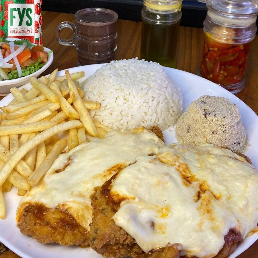 Executivo de Frango a Parmegiana com Arroz Branco, Feijão, Batata Frita, Farofa, Salada Verde e Refrigerante fys de Guaraná.