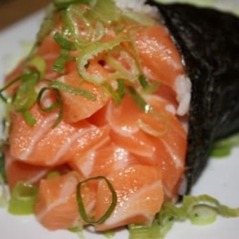 Cone de alga, arroz e salmão.