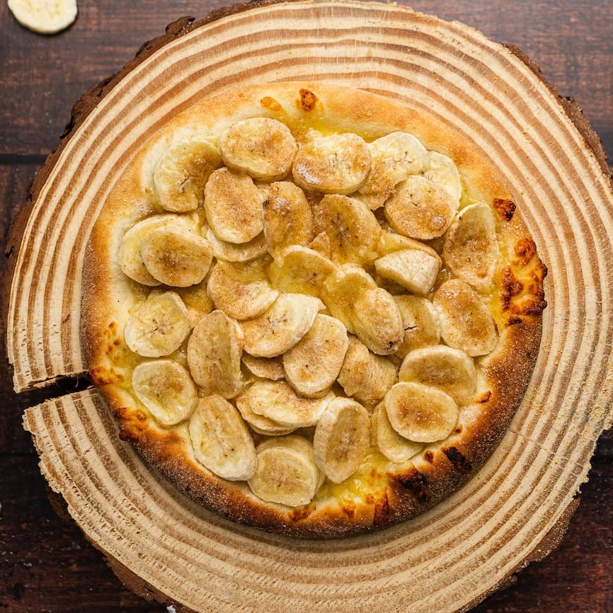 Queijo muçarela,banana,açúcar e canela. Tamanho: 20 cm.