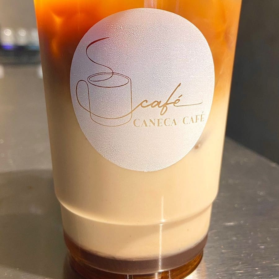 Café gelado adoçado com açúcar e essência de baunilha.