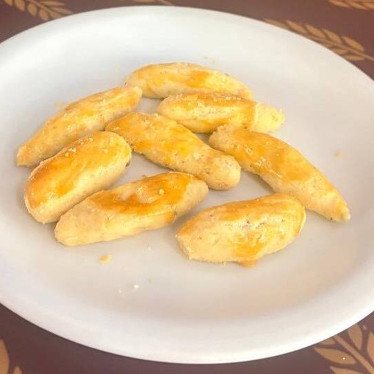 Mini folhado super crocantes, com alho dourado e toque de ervas frescas. Sabor marcante na medida certa, ideal como aperitivo ou acompanhamento. Porção: 100 gramas para 02 pessoas degustarem. Ingredientes: farinha de trigo, manteiga, alho, ervas, parmesão, sal.