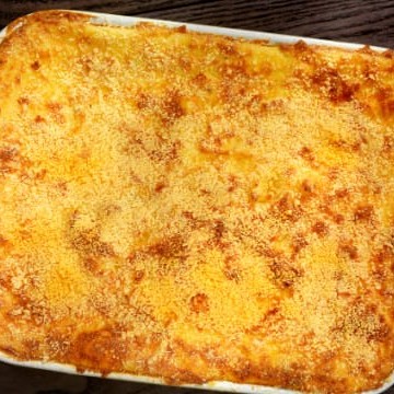 Nosso escondidinho de batata é recheado com carne de primeira qualidade. Para completar, uma camada de muçarela é acrescentada, derretendo-se ao forno e conferindo ao prato um toque final de sabor e requinte.