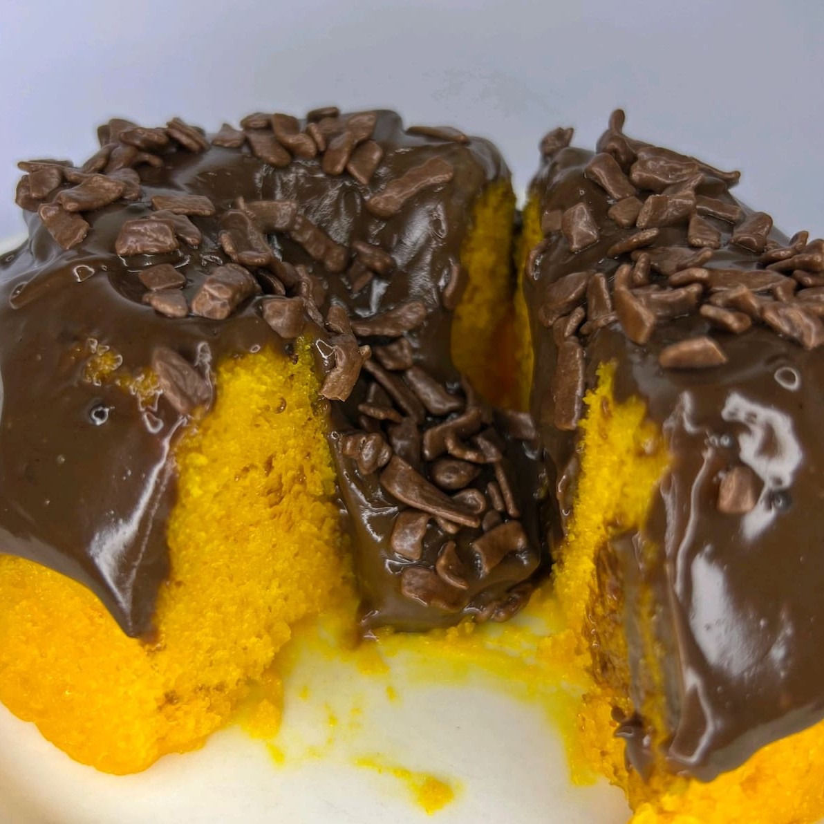 Já imaginou aquele bolo de cenoura que você ama, junto  com outra sobremesa mais pedida por aqui , que é o nosso Brownie, imaginou daí? Conheçam nosso bolo de cenoura feito com iogurt natural resultando em uma leveza e maciez surreal! Coberto com brigadeiro cremoso de choocolate ao leite , quentinho finalizado com granulado de chocolate. Peça agora mesmo !! Porção individual . Peso 285 g  -----------------tag---------------------- bolo , pudim , doce , brownie , chocolate ,  Nutella , promooção , cupom , frete grátis , caseirinho , bolo mini , bolo vulcão