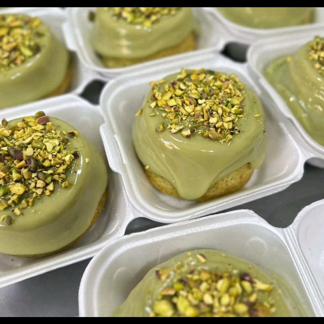 Massa de baunilha com cobertura de pistache geleia de frutas vermelhas e opcional