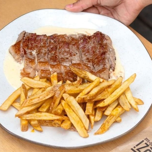 Tornedor de mignon com nosso delicioso molho mostarda e fritas crocantes. - Foto meramente ilustrativa -