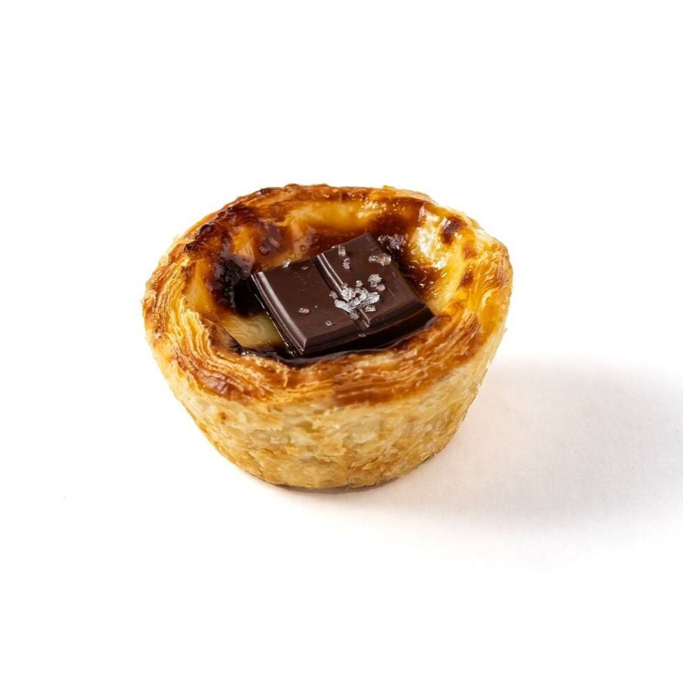 Pastel de nata com chocolate e flor de sal.