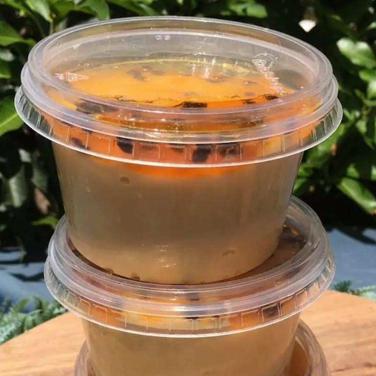 Delicie-se com a nossa Mousse, um deleite da categoria 'Mousse'. Com sabores vibrantes de chocolate suave e intenso, morango fresco e adocicado, maracujá tropical e azedinho, limão cítrico e refrescante, e o inigualável e crocante Oreo. Cada mordida é uma explosão de sabores que se misturam harmoniosamente, proporcionando uma experiência gastronômica inesquecível. A textura cremosa e aveludada de nossa mousse vai fazer você se apaixonar à primeira colherada!