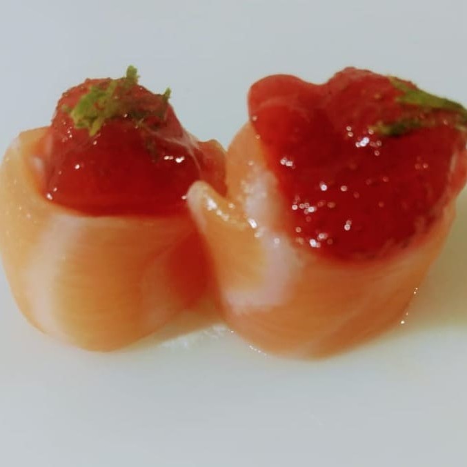 Lâminas de salmão enrolado no cream cheese com geleia de morango e raspa de limão por cima
