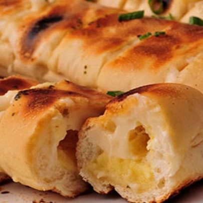 Duas unidades do clássico Pão de Alho para iniciar sua refeição!