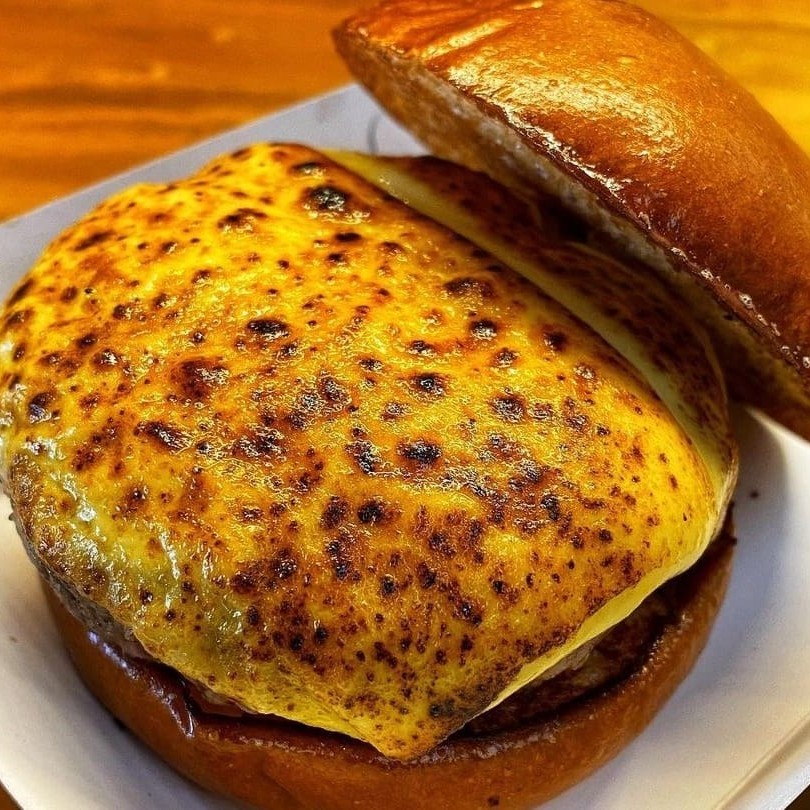 180g de Blend Bovino de Muita Qualidade no Pão Artesanal, com 2 Fatias de queijo e Maionese Temperada da Casa