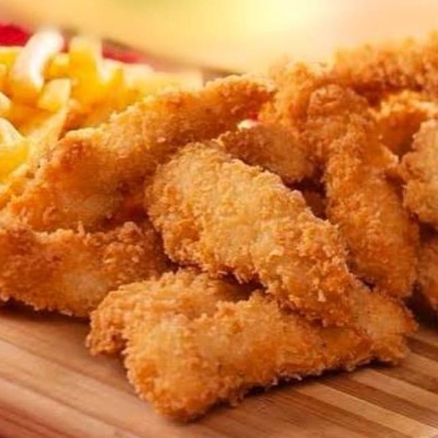 Suculentas iscas de frango empanadas , acompanhadas de batata frita.   Experimente.