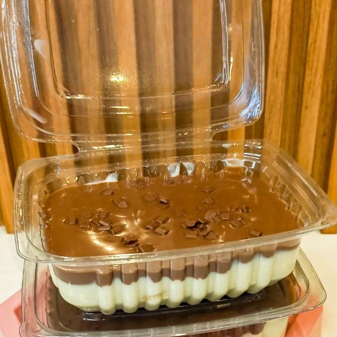 Delicioso pave com creme belga tradicional, com biscoito maizena, finalizado com ganache de chocolate ao leite. Peso aproximado 250g embalagem de 250ml