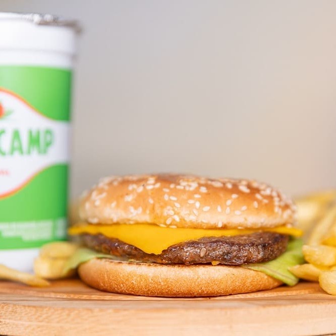 O 'Combo Cartoon Simples', um clássico dentro da categoria 'Combos Tradicionais', é um verdadeiro deleite para os amantes de hambúrguer. Ele apresenta o delicioso Hambúrguer Papaléguas, feito com ingredientes selecionados, que garantem um sabor inigualável. Acompanhando, temos batatas fritas crocantes e douradas, perfeitamente temperadas, que amplificam a experiência gastronômica. Para completar, um refrescante Guaracamp, a bebida ideal para balancear as delícias deste combo. Uma combinação perfeita e saborosa, que de simples só tem o nome!