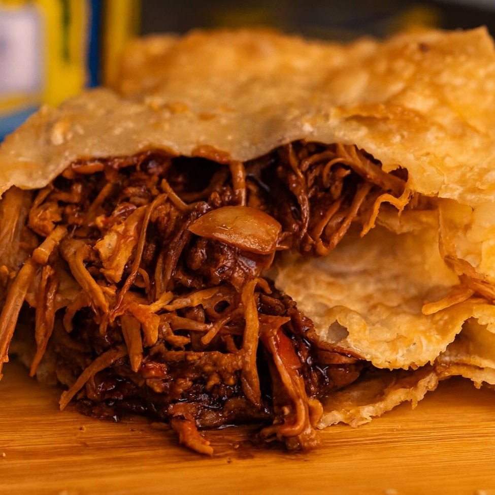 Delicioso pastel de carne assada recheado com molho barbecue  Pastel com aproximadamente 19cm.