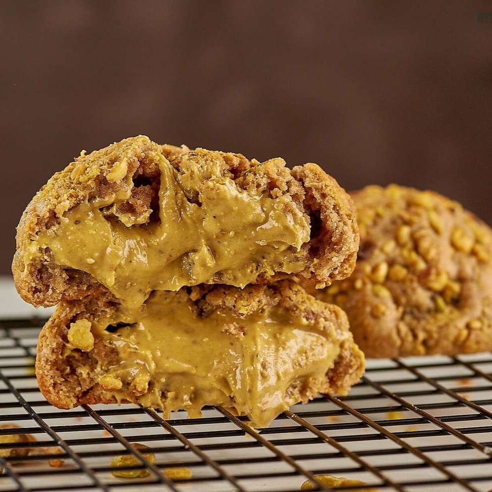 Feito com muitoo pistache e chocolate branco para um resultado incrível. Um entremeado de pedaços de pistache na massa traz uma textura única para este produto, bem pistachudoooo mesmo!! Importante: Os cookies de 100g não são gigantes ou "monster" como chamamos nossos cookies mais conhecidos, mas são tão deliciosos quanto e com sabores exclusivos!!