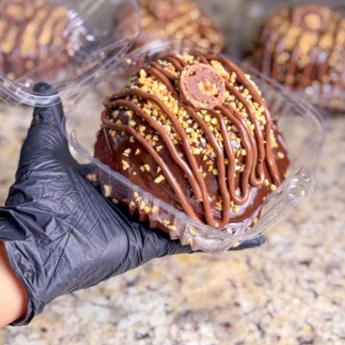Massa de chocolate com Nutella  brigadeiro e amendoim