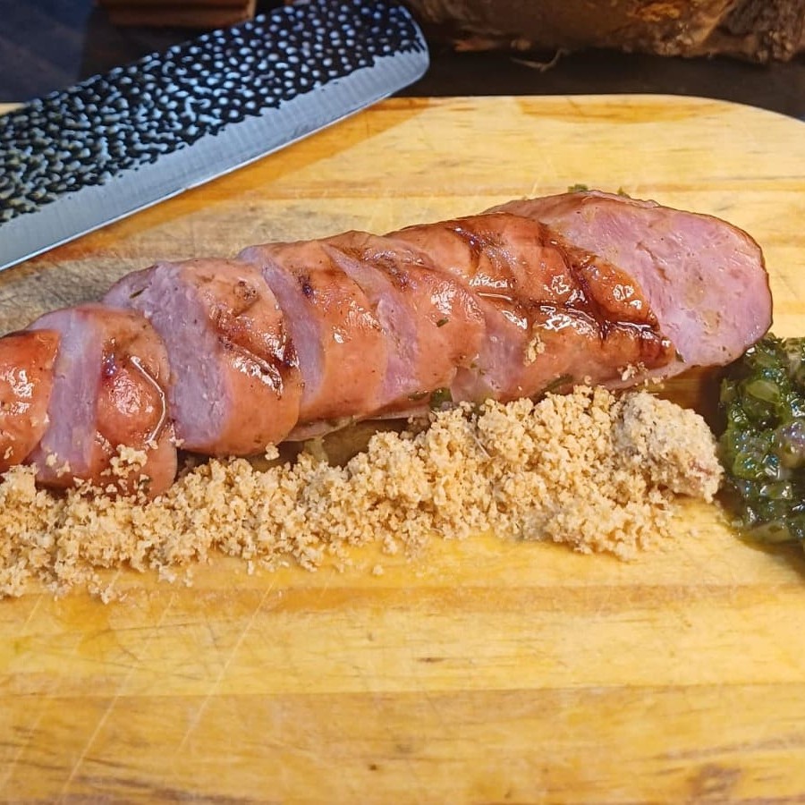 Deliciosa linguiça de pernil defumada na lenha frutífera, trazendo um sabor intenso e suculento com aquele toque defumado especial. Perfeita para quem aprecia sabores marcantes!