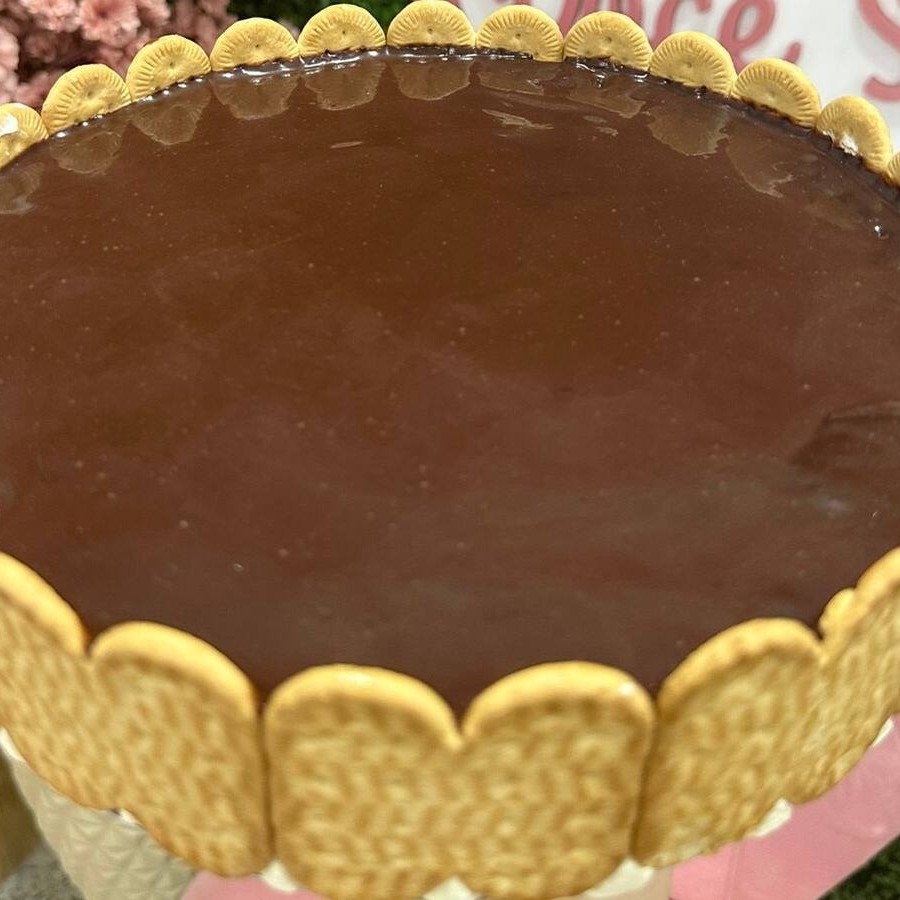 Tradicional torta alemã com ganache meio amargo.Serve de 8 a 16 fatias.