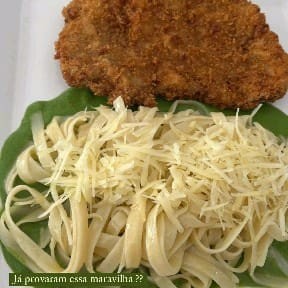 Delicioso  Filé mignon empanado na farinha panco , com fettucine ao creme de espinafre.