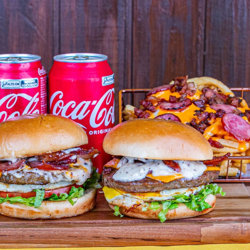Delicie-se com nosso irresistível combo amigo: 2 x tudos, Apresentamos porção generosa de batatas crocantes, cobertas com um cremoso cheddar Polenghi, pedaços suculentos de bacon e calabresa grelhada, tudo preparado com aquele toque especial que faz a diferença. Para acompanhar, oferecemos duas latas de Refrigerante (*Especificar sabor de refrigerante) geladinhas, perfeitas para refrescar sua refeição. Uma explosão de sabores que vai satisfazer sua fome e deixar você querendo mais!