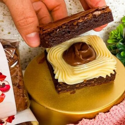 Nosso brownie pesa aproximadamente 110 gramas. Brownie feito com chocolate nobre , casquinha dos dois lados e muito recheio de Ninho e Nutella. Perfeito para acompanhar um café ou sorvete . Aqueça seu brownie no micro e saborei.