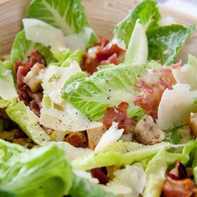 A Salada Caesar é uma combinação irresistível de alface americana crocante, queijo parmesão ralado, tomate cereja suculento e croutons crocantes. Acrescentamos bacon crocante e ovo de codorna para um toque extra de sabor e textura. Complementada com molho Caesar cremoso, oferece uma refeição leve, nutritiva e cheia de sabor!