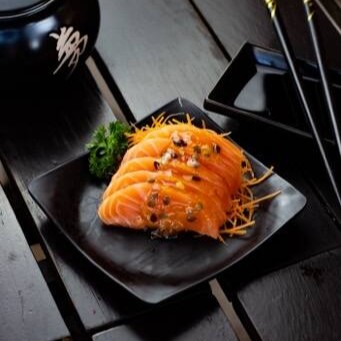 Sashimi de salmão com calda de maracujá