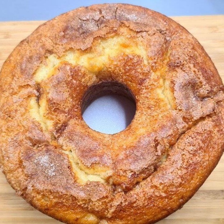 Bolo feito com massa de banana e com pedaços de fruta.