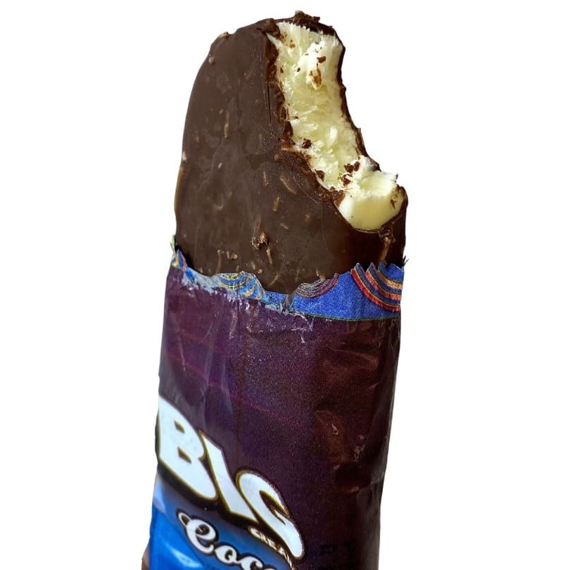 Delicioso sorvete de coco com cobertura de chocolate .