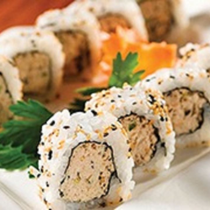 Arroz, alga, pasta de salmão com creem cheese e cebolinha