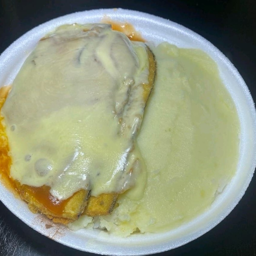 Acompanha: Arroz, feijão, macarrão, farofa e 1 acompanhamento.