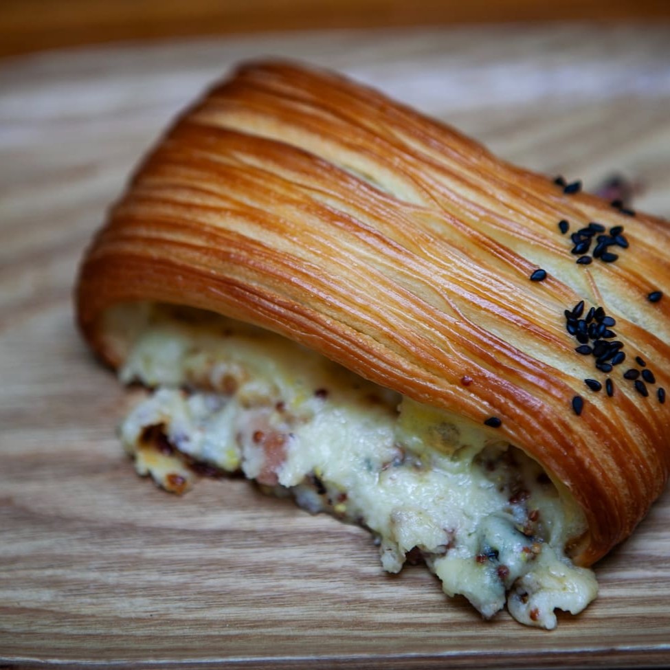 Massa folhada recheada com presunto alemão, creme bechamel e queijo.