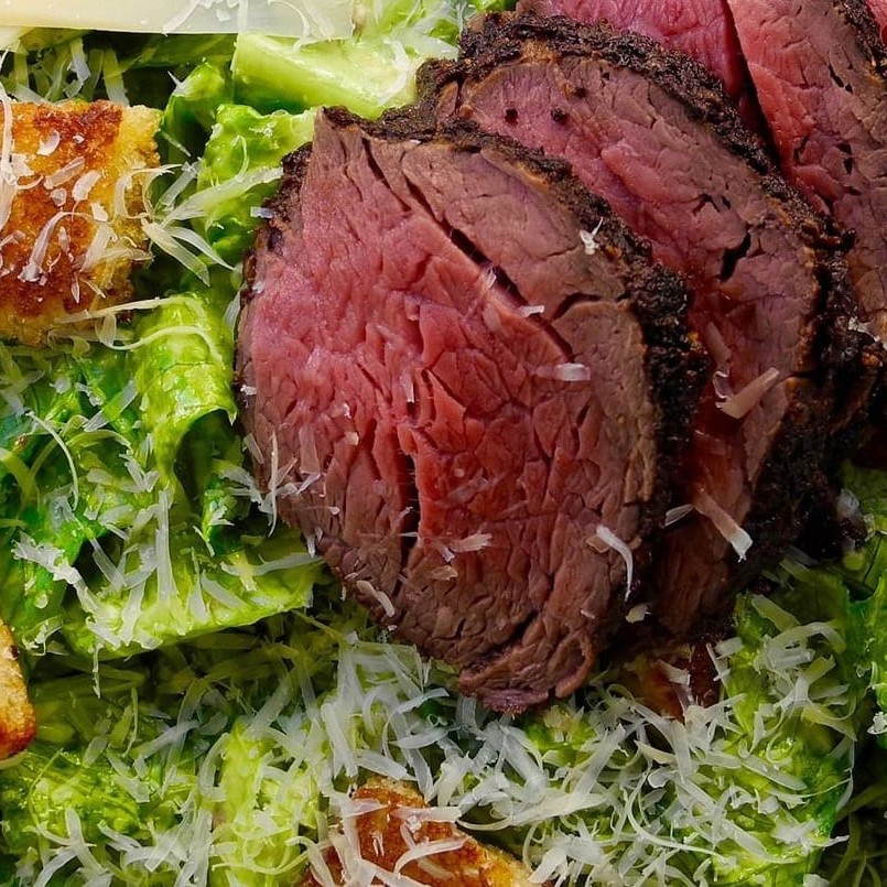 A Salada Caesar é uma combinação deliciosa de alface americana crocante, queijo parmesão ralado, tomate cereja suculento e croutons crocantes. Acrescentamos roast beef macio para um toque de sabor e substância. Complementada com molho caesar cremoso, oferece uma refeição leve, nutritiva e repleta de sabor!