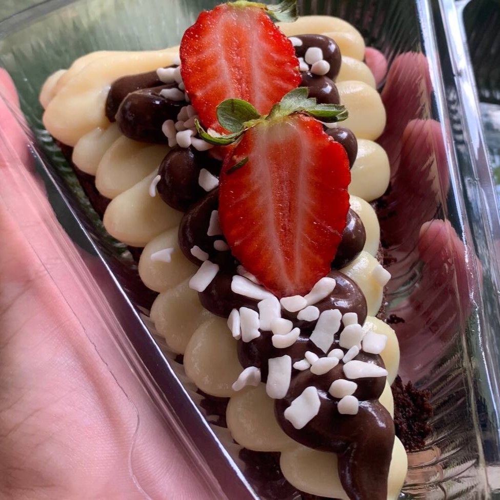 Brownie molhadinho + 1 camada generosa de creme de Ninho + uma camada de brigadeiro gourmet, finalizado com Morangos frescos e granulado artesanal.