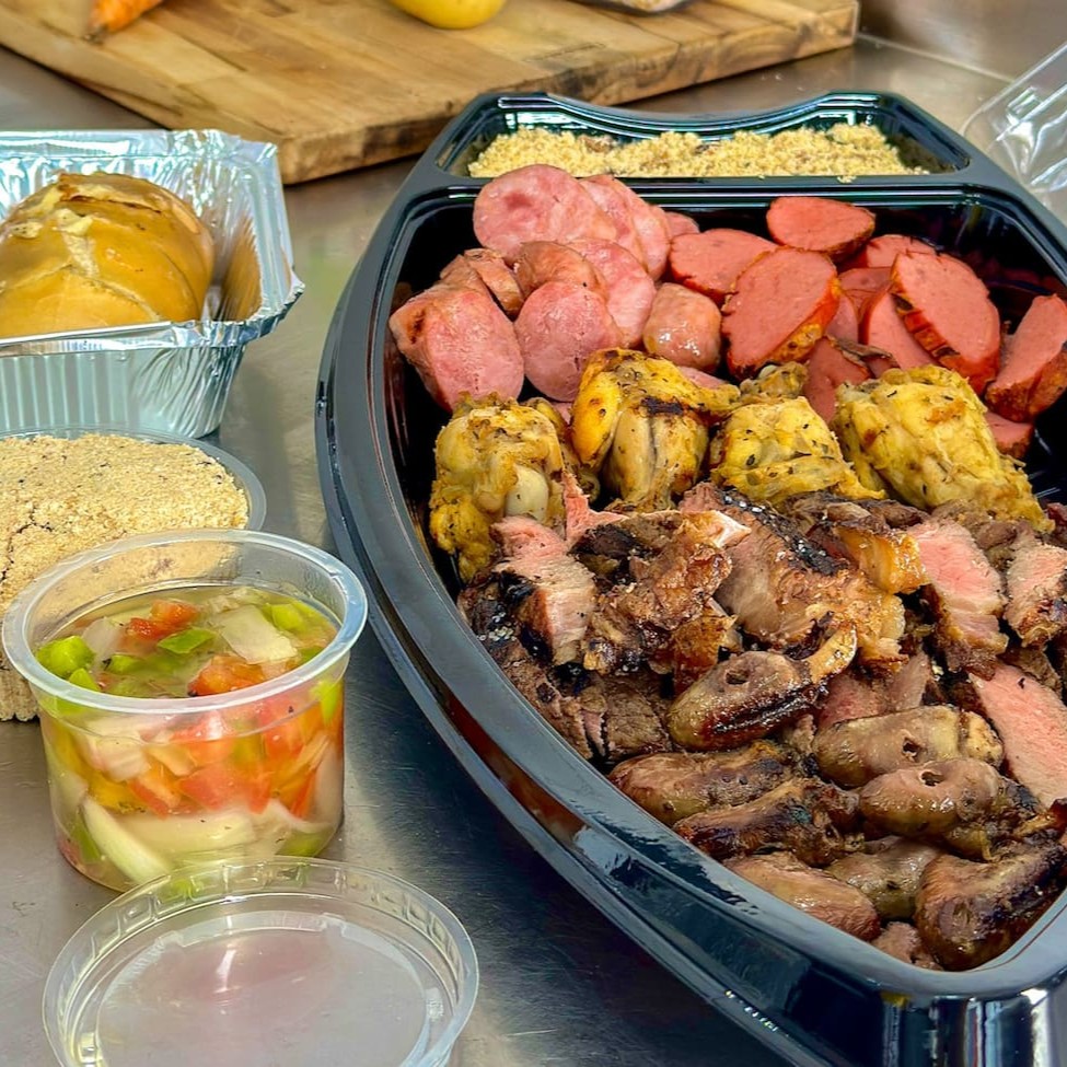 No Fogo & Grelha, você é o chef! Escolha seus cortes favoritos e monte o churrasco perfeito para compartilhar com a família ou amigos. A Barca de Churrasco é ideal para momentos especiais, com espaço para combinar diversas opções e curtir o verdadeiro sabor do braseiro. Para quem não abre mão de generosidade e sabor! Acompanha: Arroz, Maionese, Farofa, Vinagrete e Batata Frita.