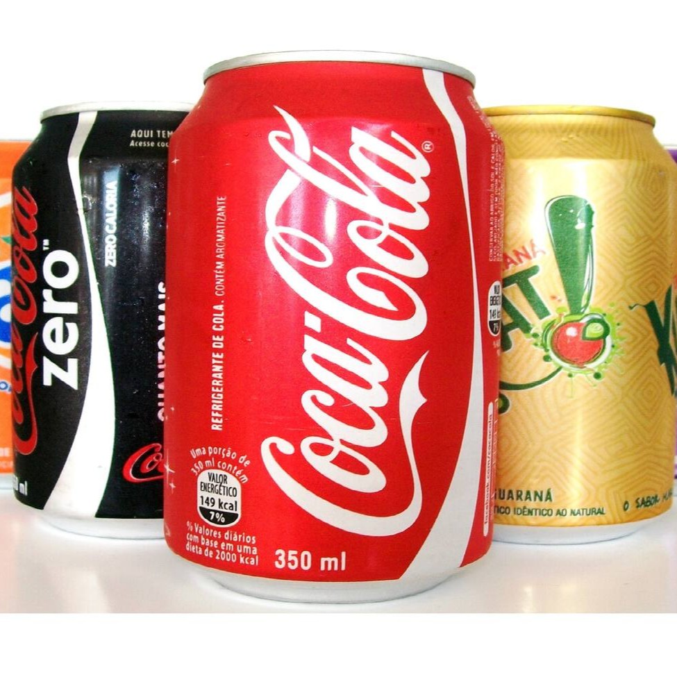 Temos Coca cola comum, Coca cola zero, Guaraná comum, Guaraná zero, Sprite, Fanta uva, Fanta laranja e Água Tônica.