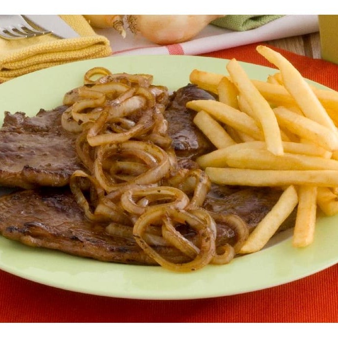 Sua marmita nunca foi tão saborosa com o nosso Bife Acebolado. Este prato executivo é uma verdadeira delícia culinária, onde um suculento contra-filé é cuidadosamente preparado e servido com uma generosa porção de cebolas douradas. Essa combinação perfeita é acompanhada de um arroz soltinho e um feijão caseiro irresistível. Uma refeição completa e equilibrada, trazendo o aconchego da comida caseira diretamente para a sua mesa. Experimente e sinta o sabor inconfundível da nossa cozinha!