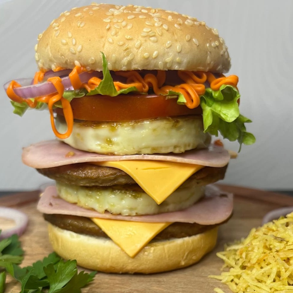 Pão, 2 carnes, 2 fatias queijos mussarela, 2 fatias presunto, 2 ovos, bacon em dobro, alface americana, tomate, cebola roxa, cheddar cremoso em dobro, batata palha e molho especial da casa.