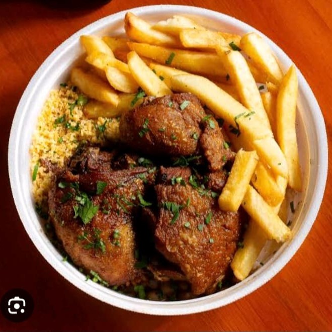 Arroz feijão macarrão, farofa, frango a passarinho