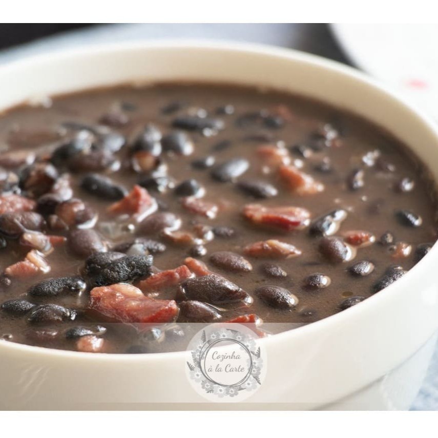 Nosso delicioso feijão temperado na medida certa, cozido lentamente para garantir sabor e textura únicos. Porção generosa de aproximadamente 400g, ideal para acompanhar seu prato com aquele toque caseiro que você ama.