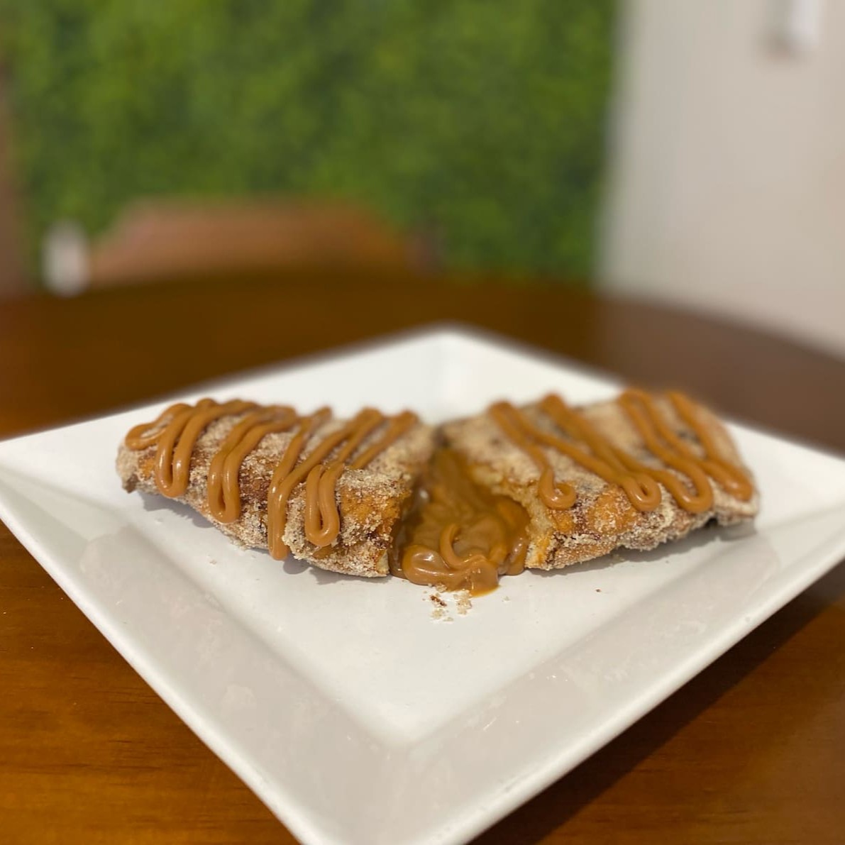 Rabanada bem quentinha, recheada com doce de leite. Aproveite!