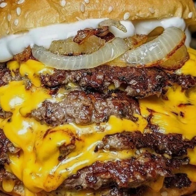 Pão , 2 carnes suculenta , cheddar cremoso derretido,bacon em cubos  , cebola caramelizada ao molho shoyu ,batata p com cheddar melt  e guarana ou coca lata