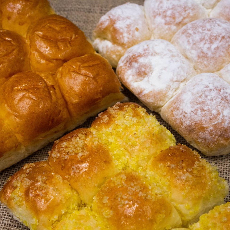 Desfrute do nosso saco com 9 brioches variados, feitos para agradar a todos os paladares! Macios e fofinhos, esses brioches vêm em sabores deliciosos, perfeitos para qualquer momento do Dia. Uma experiência de sabor e textura irresistíveis!