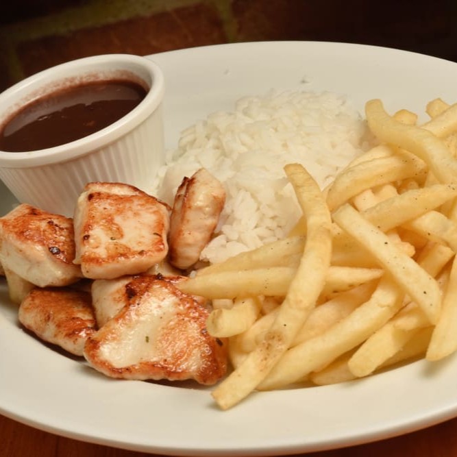 Cubos de frango, grelhado ou empanado. Batata frita com carinha de sorriso, arroz e feijão.