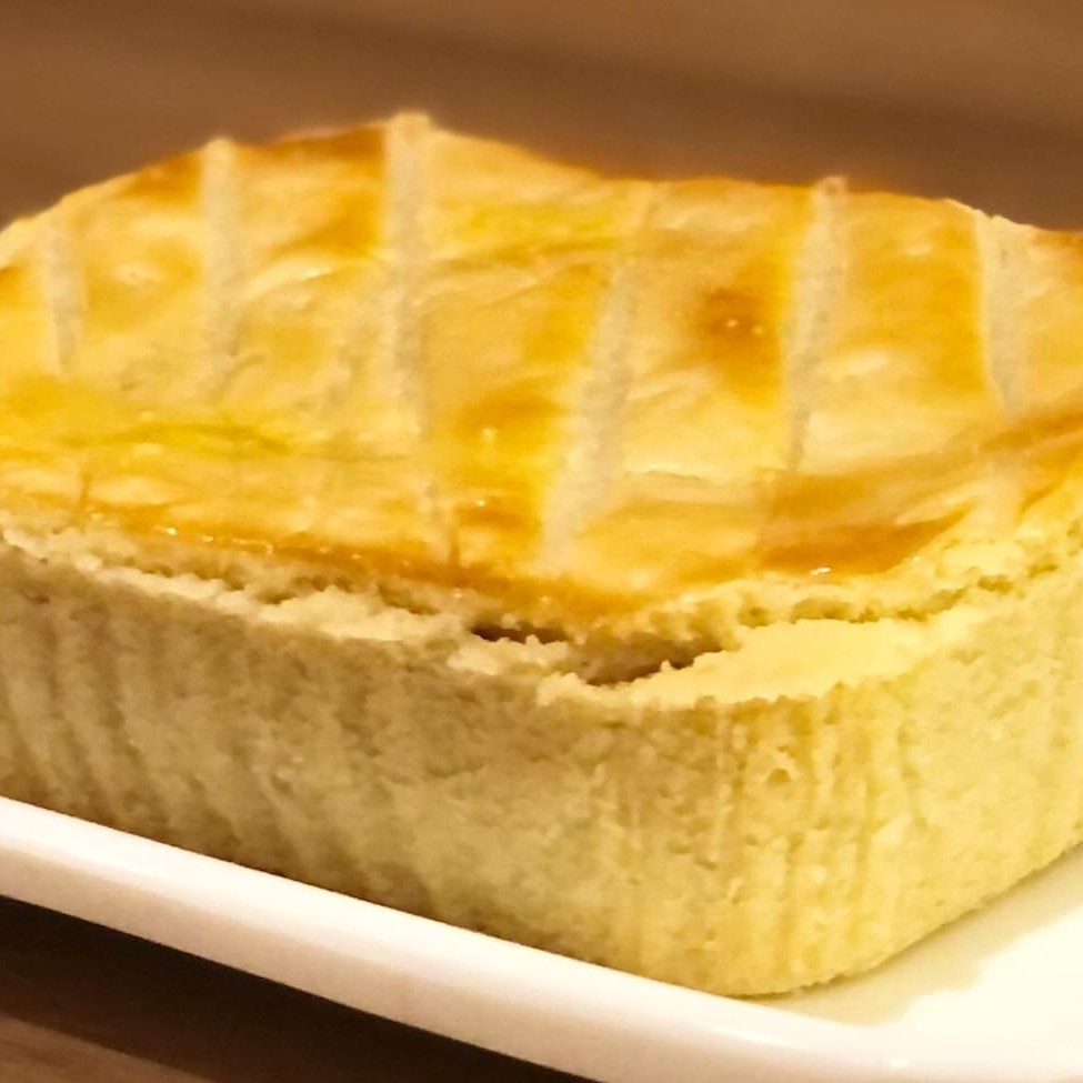 Saboroso empadão pequeno recheado (aprox. 250g)