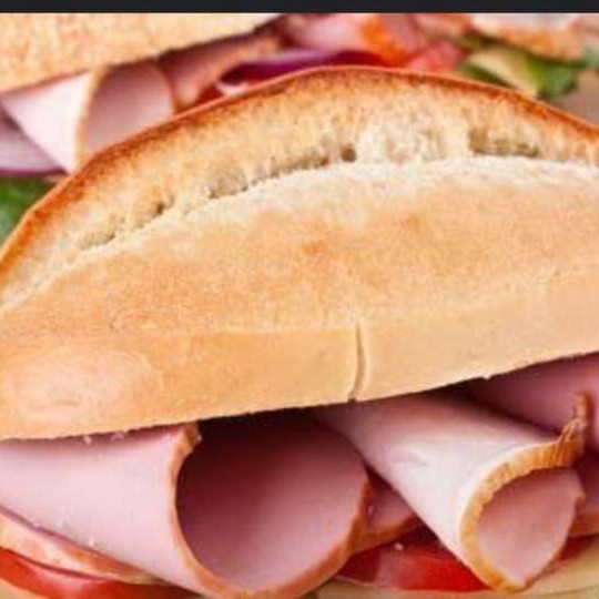 Nosso 'Pão Francês com Peito de Peru' é um exemplar perfeito dos 'Lanches da Casa'. Ele é preparado exclusivamente na hora do seu pedido, garantindo um sabor inigualável e a máxima frescura. O pão francês, crocante e dourado por fora, macio por dentro, abraça suavemente as generosas fatias de peito de peru. Cada mordida é uma experiência saborosa e satisfatória. Perfeito para qualquer hora do Dia, este lanche é a combinação ideal de simplicidade e sabor.