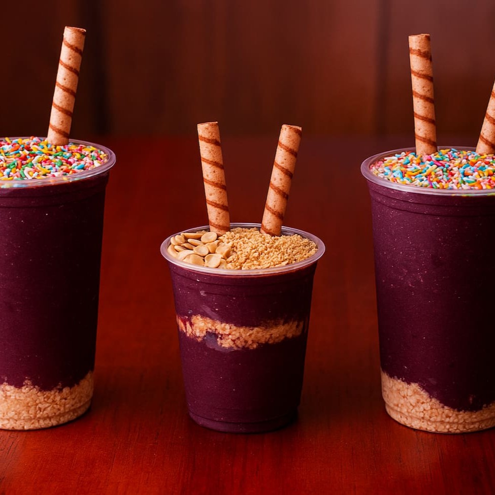 Coloque em observação os detalhes do seu pedido, no caso se os 3 copos forem diferentes em algum detalhe, como a cobertura ou exceção de algum complemento. *Itens pagos a parte, ou seja fora na promoção, como cremes e doces, não vão em dobro.*