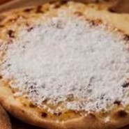 Beijinho gourmet, abacaxi em pedaços e coco ralado.