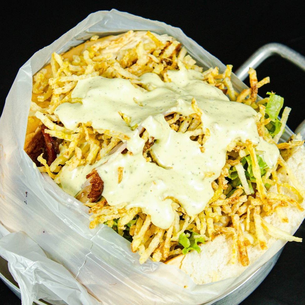 Pão, Carne, Queijo e presunto, Molho, salada, Batata Palha e Bacon.