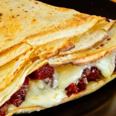 Crepe feito com massa caseira, super recheado com goiabada cremosa, queijo minas, mais 2 acompanhamentos de sua preferência!  #acai #crepe #tapioca #salada #natural #fit #lowcarb #jardimcrepetapioca #lanche #francesa #crepesalgado #crepedoce #tapiocasalgada #tapiocadoce #Catupiry #frango #carneseca #costelabovina #camarão #salmão #salame #presunto #calabresa #peitodeperu #docedeleite #Nutella #romeuejulieta #chocolate #kinderbueno #Milka #nestle #lacta #pizza #hamburguer #artesanal